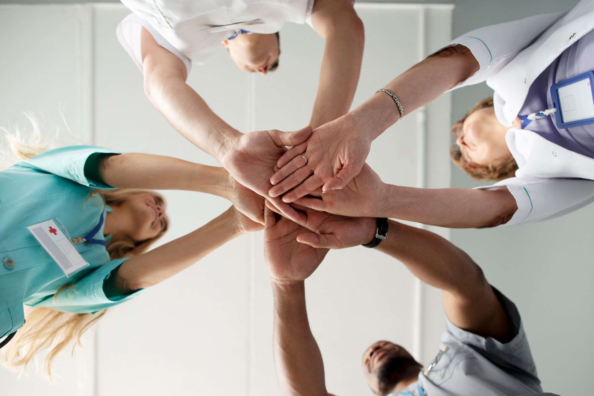 primo-piano-sul-team-di-operatori-sanitari_23-2149112524