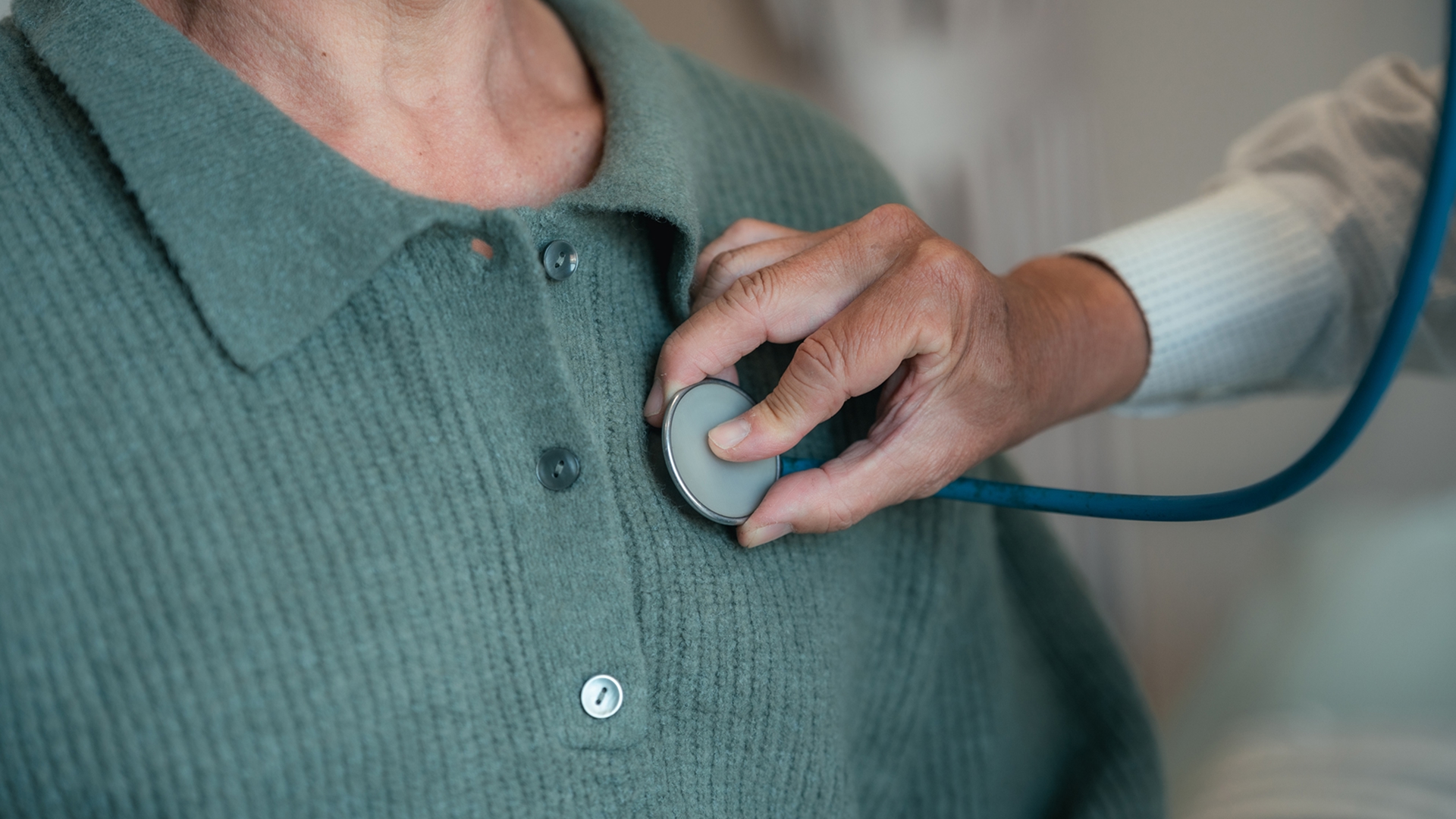Cardiologo che ausculta paziente